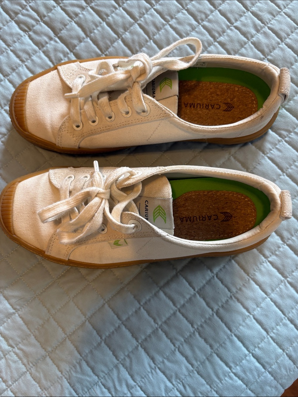 Cariuma White Canvas Low-Top Sneakers with Gum Sole and Green Insole